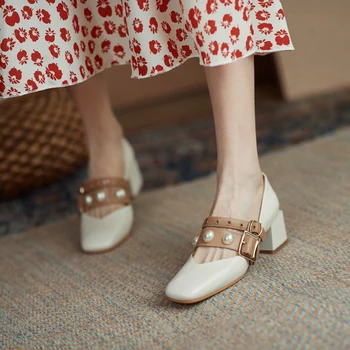 Модни Дамски обувки от естествена кожа, метални орнаменти буци токчета помпи 2021 пролет нов офис Дама обувки жена