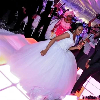 бяла бална рокля Сватбена рокля cap ръкав 2021 във великолепна дантела V-образно деколте царски влак плюс размер сватбени рокли Robe De Mariage